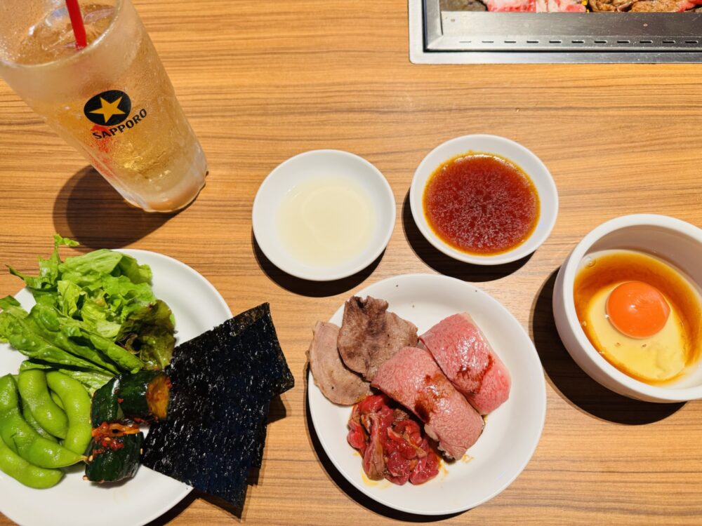 娘が盛り付けたMAWARI守山店の焼肉とサイドメニュー
