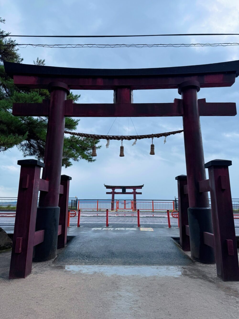 雨の日に参拝した白鬚神社の鳥居