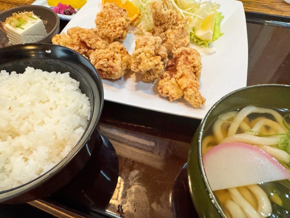 味の丸喜の唐揚げ定食とうどん