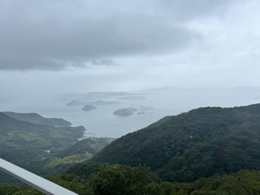 亀老山展望公園から見た来島海峡大橋と瀬戸内海