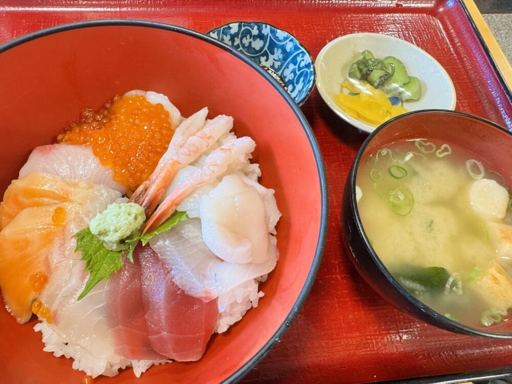 大島の海の家魚蔵で食べた海鮮丼