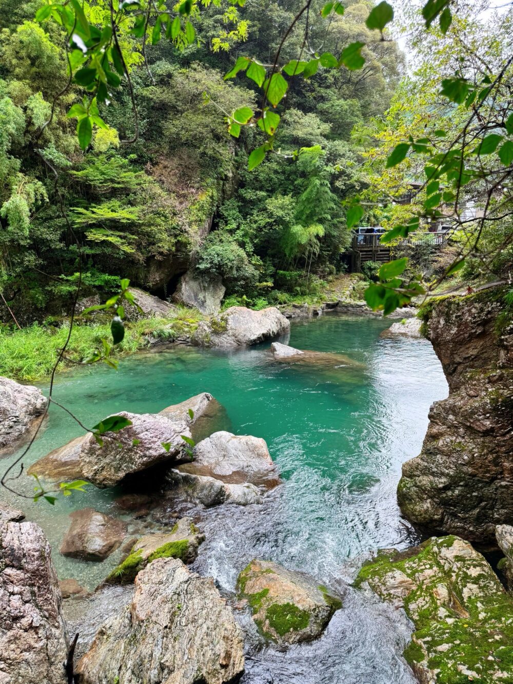 中津渓谷を奥まで歩いた先の青い川と大きな岩